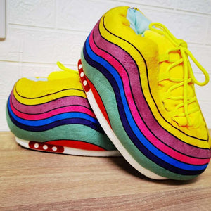 pantoufles sneakers aux couleurs arc-en-ciel avec lacets jaunes et semelle antidérapante