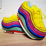 pantoufles sneakers aux couleurs arc-en-ciel avec lacets jaunes et semelle antidérapante