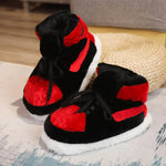 pantoufles sneakers noir et rouge avec semelle blanche antidérapante et lacets, sur sous-verre en osier