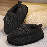 pantoufles sneakers noires avec lacets gris et semelle antidérapante