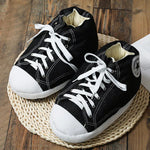 pantoufles sneakers style all-star noires avec lacets blancs et semelle antidérapante