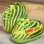 pantoufles sneakers vertes avec rayures noires et lacets jaunes, semelle antidérapante