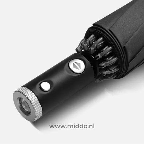 gros plan sur la poignée du parapluie réfléchissant avec fonction lampe torche intégrée
