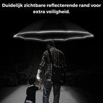 homme et enfant sous un parapluie à bord réfléchissant pour une meilleure visibilité et sécurité la nuit
