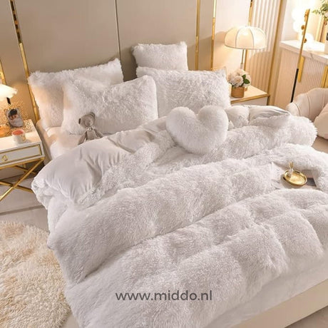 parure de lit polaire fluffy blanche 5 pièces avec coussin cœur offert, lit fait avec petit ourson gris
