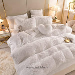 parure de lit polaire fluffy blanche 5 pièces avec coussin cœur offert, lit fait avec petit ourson gris