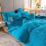 parure de lit polaire fluffy bleu clair 5 pièces avec coussin cœur offert, lit fait avec ourson gris