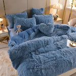 parure de lit polaire fluffy bleue 5 pièces avec coussin cœur offert, lit fait avec petit ourson gris