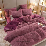 parure de lit polaire fluffy rose foncé 5 pièces avec coussin cœur offert, lit fait avec ourson gris