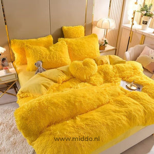 parure de lit polaire fluffy jaune 5 pièces avec coussin cœur offert, lit fait avec petit ours en peluche