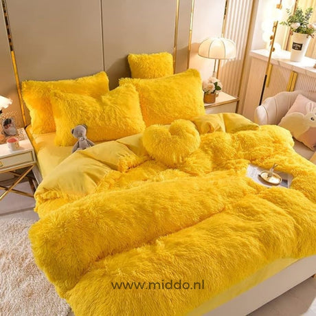 parure de lit polaire fluffy jaune 5 pièces avec coussin cœur offert, lit fait avec petit ours en peluche