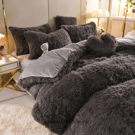 parure de lit polaire fluffy noire 5 pièces avec coussin cœur offert, lit fait avec petit ours en peluche