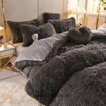 parure de lit polaire fluffy noire 5 pièces avec coussin cœur offert, lit fait avec petit ours en peluche
