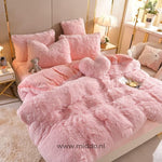 parure de lit polaire fluffy rose pâle 5 pièces avec coussin cœur offert, lit fait avec ourson gris