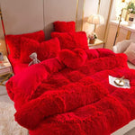 parure de lit polaire fluffy rouge 5 pièces avec coussin cœur offert, lit fait avec petit ourson gris