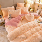 parure de lit polaire fluffy saumon 5 pièces avec coussin cœur offert, lit fait avec petit ourson gris
