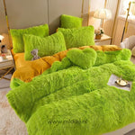 parure de lit polaire fluffy verte 5 pièces avec coussin cœur offert, lit fait avec petit ourson gris