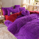 parure de lit polaire fluffy violette 5 pièces avec coussin cœur offert, lit fait avec petit ourson gris