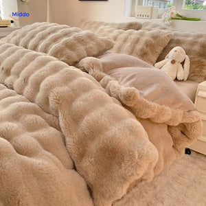 couverture et coussins en peluche beige disposés harmonieusement sur un lit