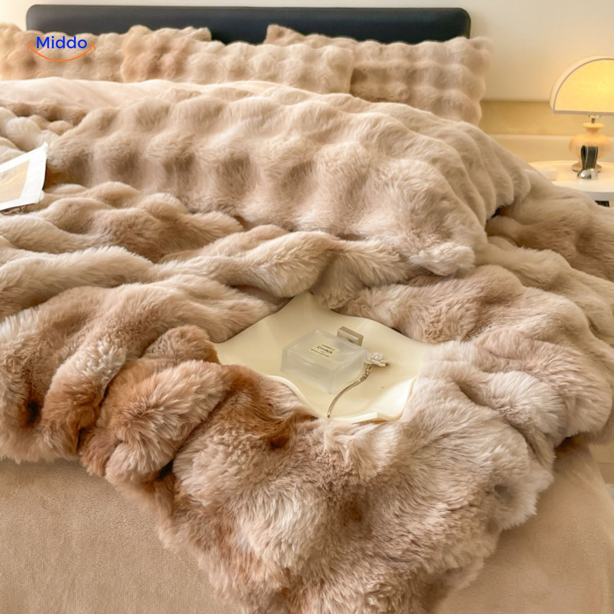 parure de lit en peluche beige foncé avec couverture et coussins moelleux assortis
