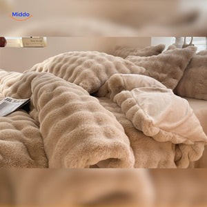 parure de lit en peluche beige disposée sur un lit cosy et chaleureux