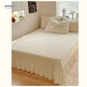 parure de lit en peluche blanche mise en scène dans une chambre propice au sommeil