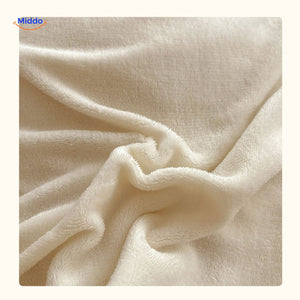 détail de la matière peluche blanche ultra-douce de la parure de lit en gros plan