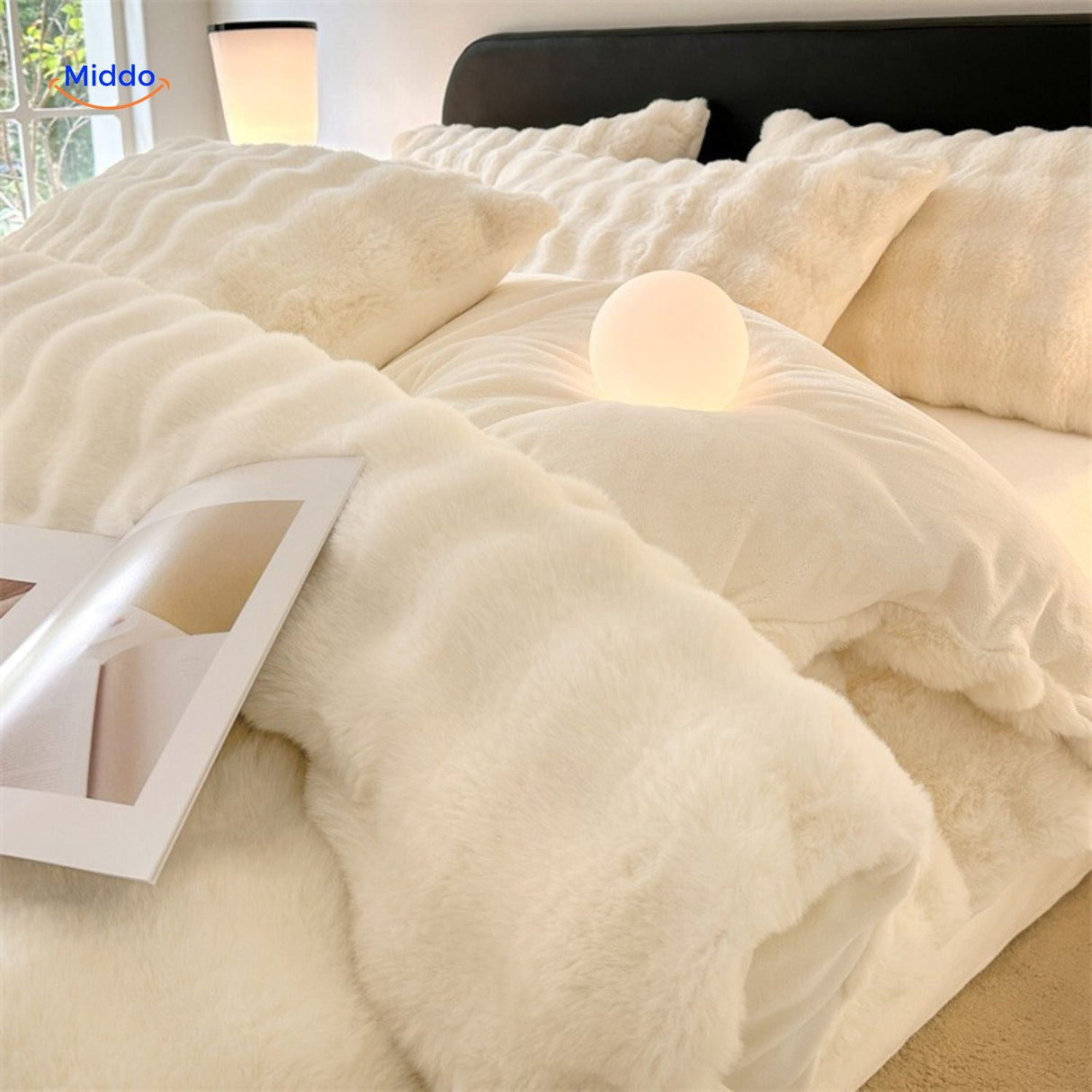 ensemble de lit en peluche blanche douce présenté en vue d'ensemble sur un lit
