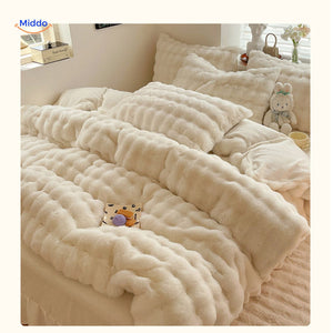 parure de lit en peluche blanche présentée sur un lit confortable et bien fait