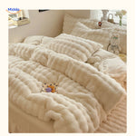 parure de lit en peluche blanche présentée sur un lit confortable et bien fait