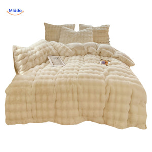parure de lit en peluche blanche drapée avec fluidité sur un lit douillet