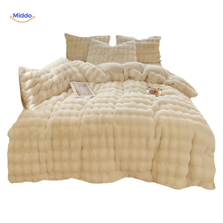 parure de lit en peluche blanche drapée avec fluidité sur un lit douillet
