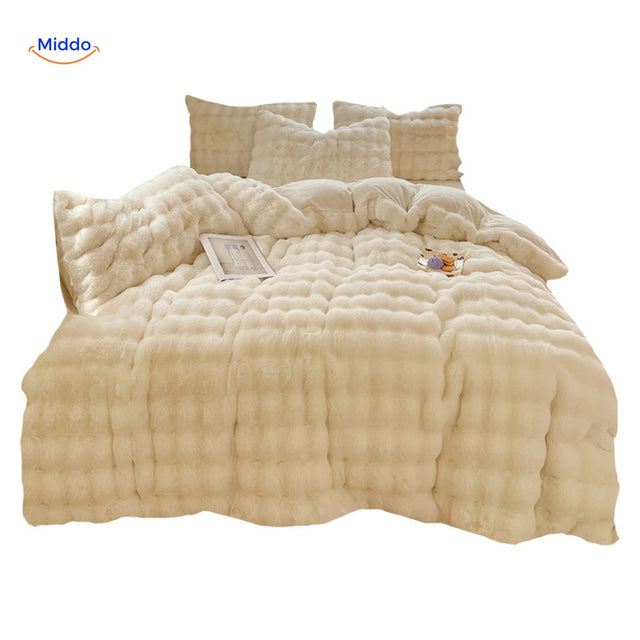 parure de lit en peluche blanche drapée avec fluidité sur un lit douillet