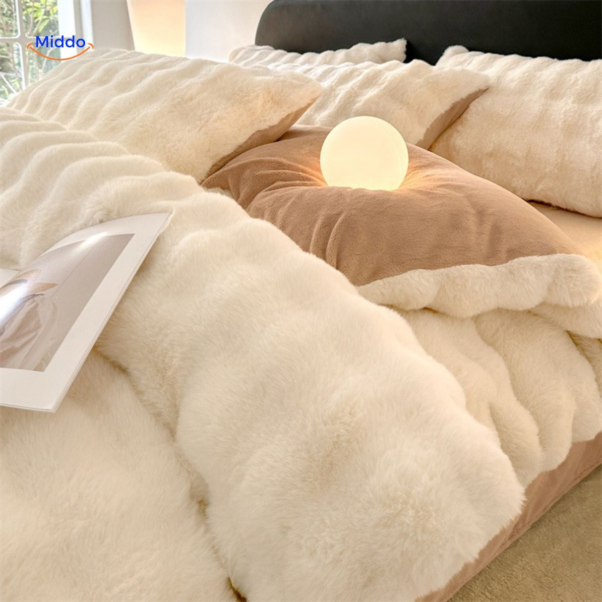 parure de lit en peluche blanche éclairée dans une chambre lumineuse et chaleureuse