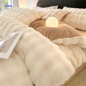 parure de lit en peluche blanche éclairée dans une chambre lumineuse et chaleureuse