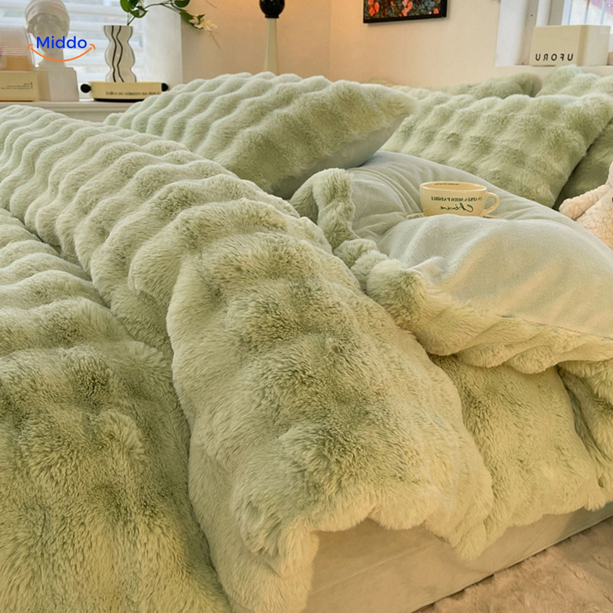 linge de lit en peluche bleue étalé sur un lit pour un intérieur décoratif et doux