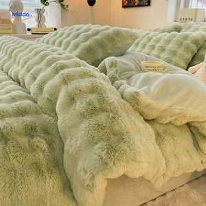 linge de lit en peluche bleue étalé sur un lit pour un intérieur décoratif et doux