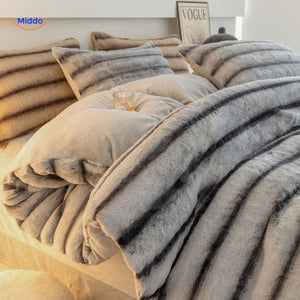 ensemble de lit en peluche grise luxueuse présenté dans une chambre raffinée