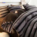 parure de lit en peluche grise avec rayures pour une chambre au style contemporain