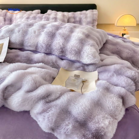 parure de lit en peluche lilas avec coussins assortis pour une chambre douce et apaisante