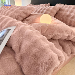 coussins et parure en peluche rose éclairés par une lumière douce et chaleureuse