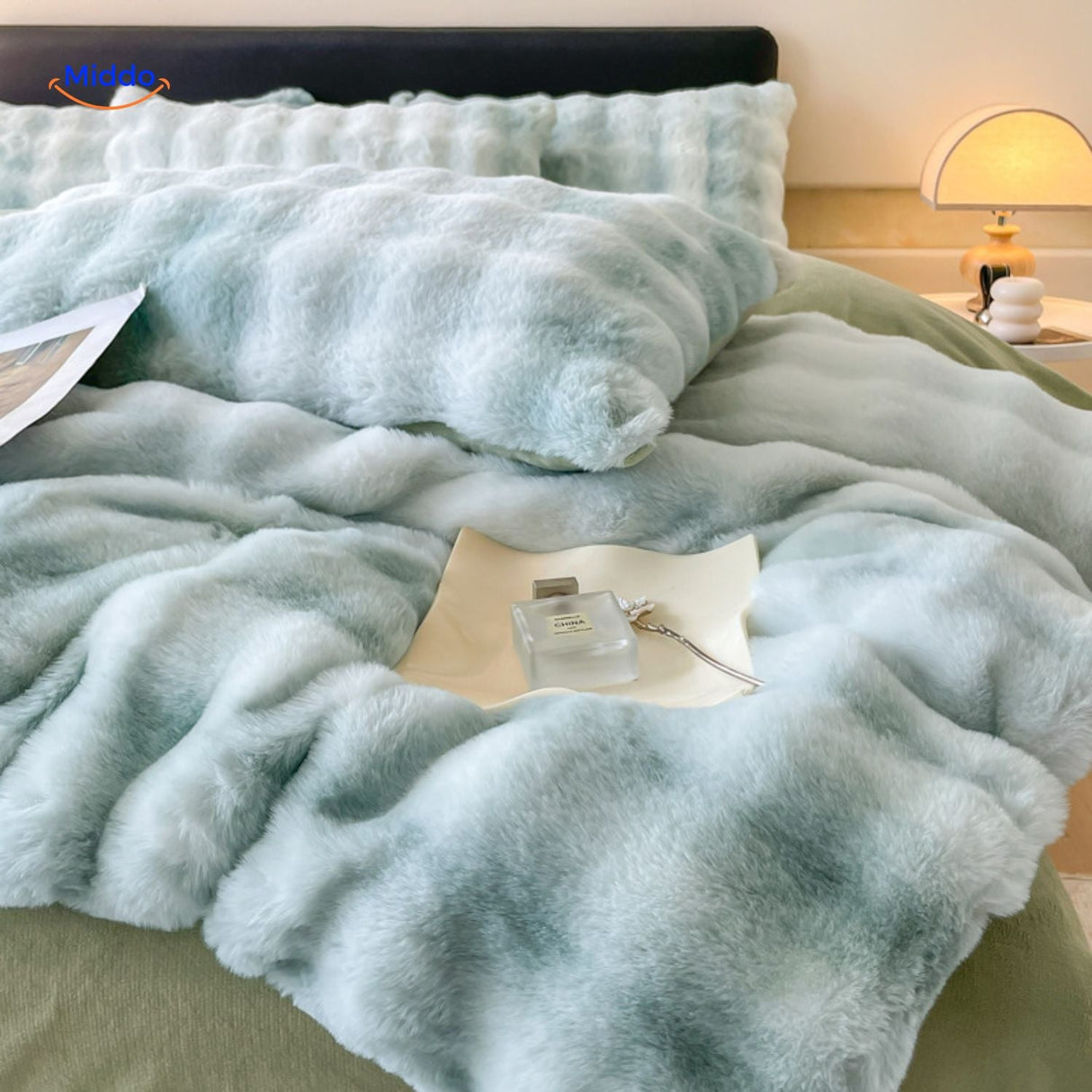couverture et coussins en peluche verte pour une chambre naturelle et confortable