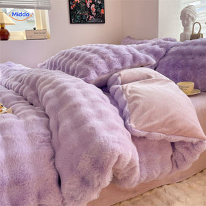 linge de lit en peluche violette avec coussins assortis dans un cadre élégant
