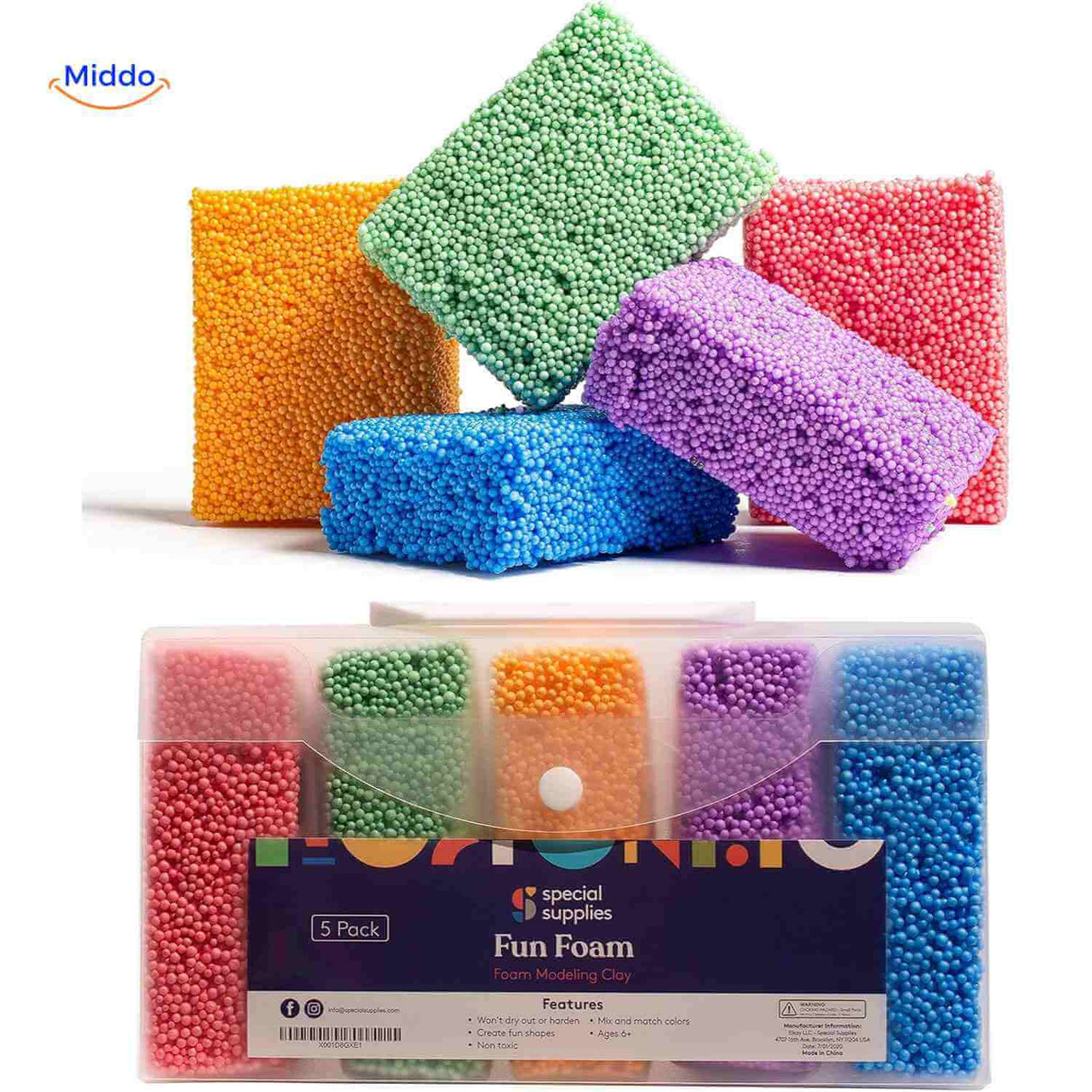 cinq blocs de pâte à modeler colorée rangés dans leur boîte de transport