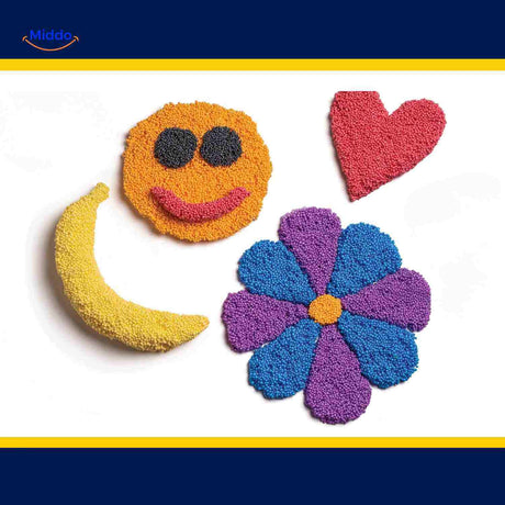 formes modelées en pâte : smiley, coeur, banane et fleur aux couleurs vives
