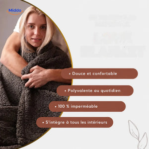 Femme tenant une couverture imperméable PawGuard douce et confortable.