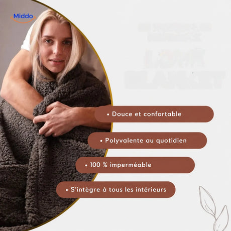 Femme tenant une couverture imperméable PawGuard douce et confortable.