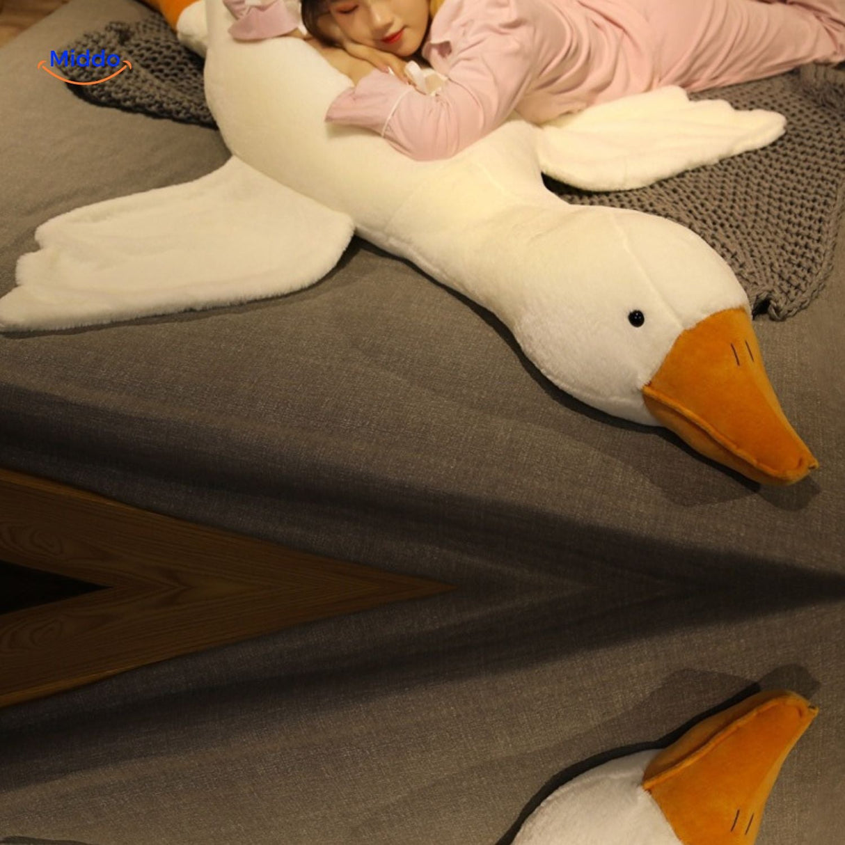 vue d'ensemble de la peluche oie avec grandes ailes et pattes, coussin adorable et original