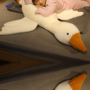 vue d'ensemble de la peluche oie avec grandes ailes et pattes, coussin adorable et original