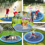 enfants et chiens courent et s'amusent sur le tapis d'eau rafraîchissant dans le jardin
